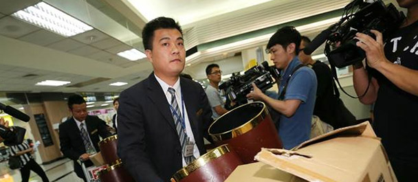 禮儀公司帶著遺體袋、骨灰壇協(xié)助處理善后