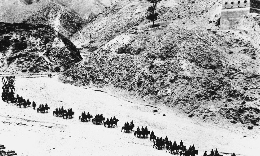 1937年11月太原失守后，八路軍向華北敵后挺進，分兵發(fā)動群眾，開展敵后游擊戰(zhàn)爭，創(chuàng)建敵后根據(jù)地。新華社稿　沙飛攝