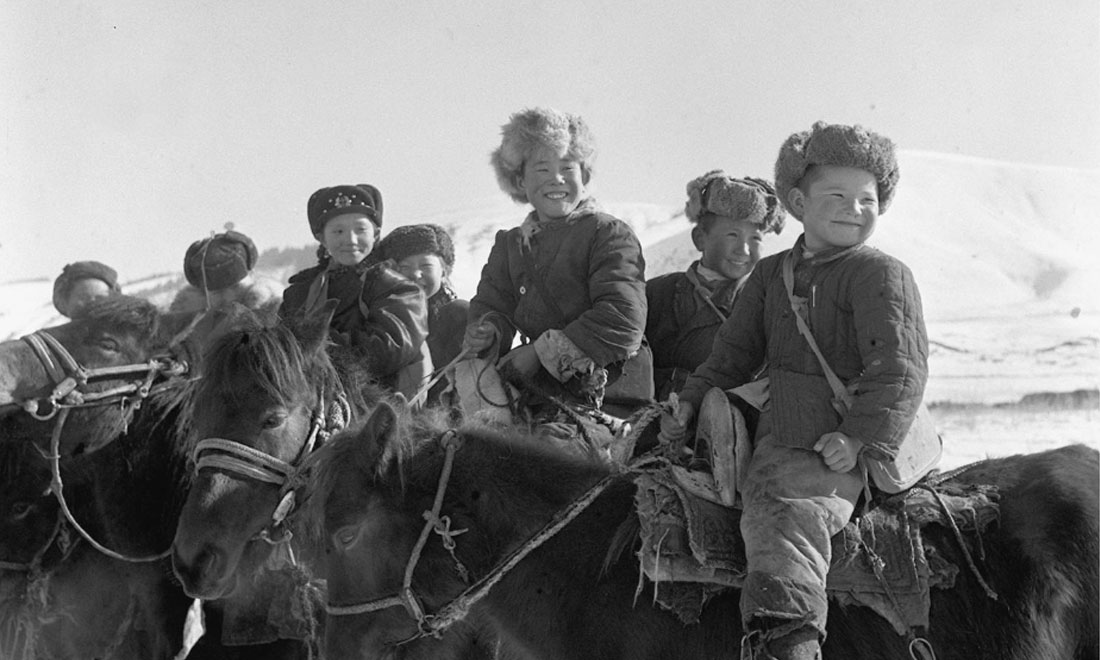 1964年春，新疆伊犁哈薩克自治州昭蘇縣的哈薩克族小學(xué)生們。新華社記者武純展攝
