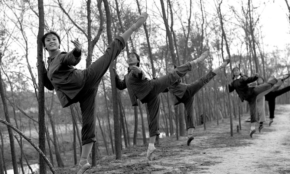 1972年秋，上海市舞蹈學(xué)校《白毛女》劇組的演員們來到上海市金山縣金衛(wèi)公社參加勞動鍛煉，在農(nóng)村也堅持練功。新華社記者黃田寶攝