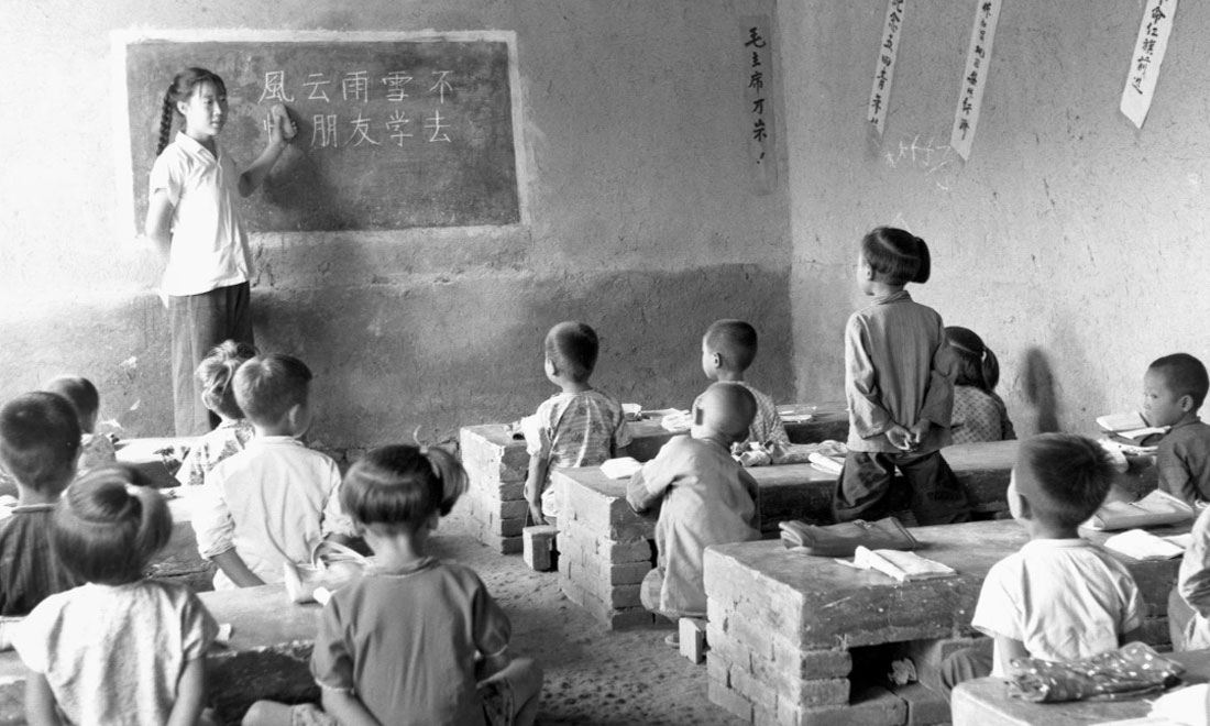 1964年夏，河北省壩縣煎茶鋪公社西煎大隊，一所耕讀小學(xué)的學(xué)生們在上課。新華社記者梁一丁攝