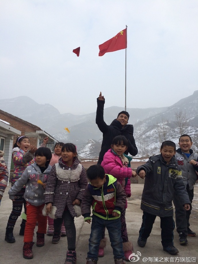 2015年&ldquo;多一克溫暖&rdquo;著名演員杜淳加入溫暖行動(dòng)。暖男杜淳很快和孩子們打成了一片，他和孩子們聊起了夢想，讓孩子們將它寫在紙上并折成紙飛機(jī)，領(lǐng)著孩子們來到操場上將帶著夢想紙飛機(jī)放飛。