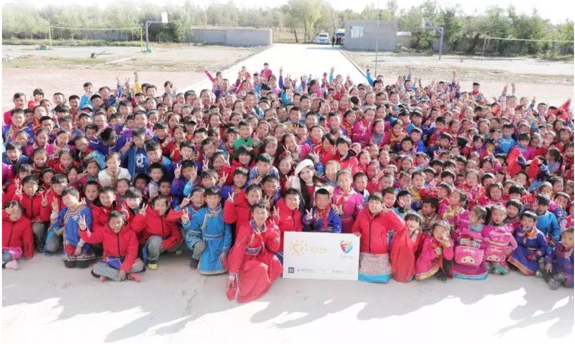 不知不覺，&ldquo;多一克溫暖&rdquo;已經(jīng)步入第六年。2019年10月14日，林志玲首次作為公益同行人，攜手鳳凰網(wǎng)&ldquo;護(hù)童計(jì)劃&rdquo;，與&ldquo;多一克溫暖&rdquo;一起趕赴內(nèi)蒙古回訪茫汗蘇木中心校的&ldquo;志玲姐姐之家&rdquo;，給那里的孩子送去溫暖。