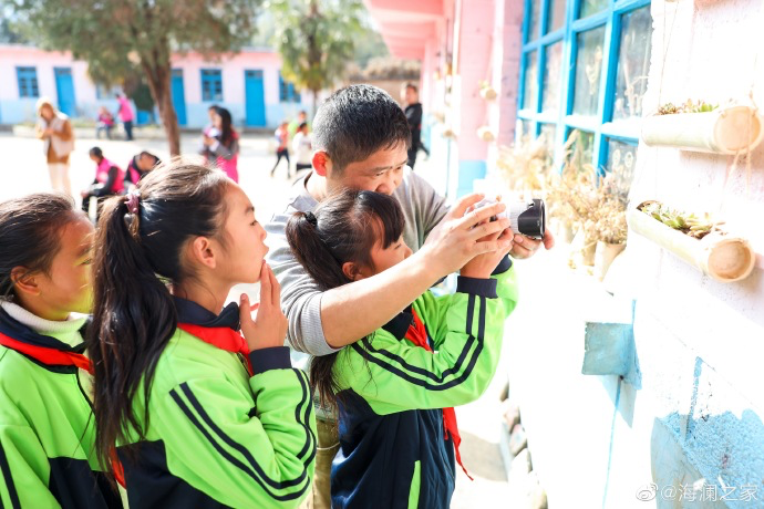 盡管身處大山，塢鉛小學(xué)卻到處都是驚喜，自制插花、獨(dú)一無二的石頭畫、杉木墩上的24節(jié)氣圖&hellip;&hellip;孩子們從不缺少發(fā)現(xiàn)美的眼睛。2019年，海瀾之家特別準(zhǔn)備了攝影課堂，讓孩子們通過拍照的方式自由地傳達(dá)真善美。