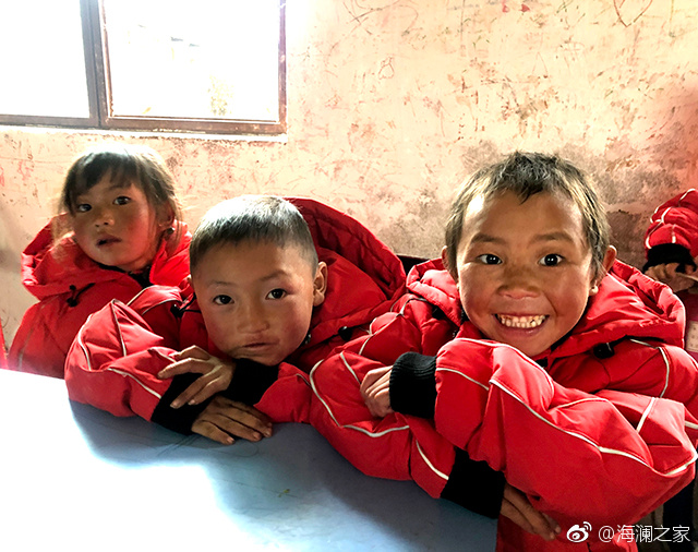 在四川省西南部川滇交界處的大涼山深處，坐落著一所紅旗小學(xué)。每當(dāng)最寒冷的季節(jié)到來，這里的許多孩子們不得不共用一件冬衣御寒。 &ldquo;多一克溫暖&rdquo;與暖流計(jì)劃記錄下了孩子們開心的笑臉。這些笑臉，都是&ldquo;多一克溫暖&rdquo;前行中的源源動(dòng)力。