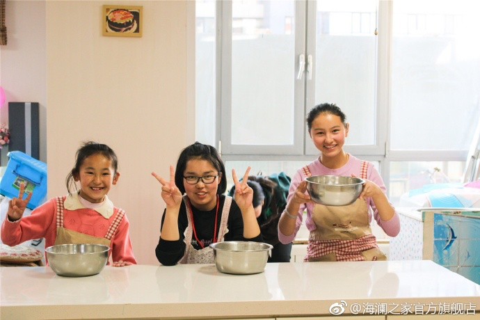 2017年 &ldquo;寒令營&rdquo;團(tuán)隊(duì)從不同角度，為北疆山區(qū)的孩子們打開了一個(gè)豐富的世界。來到北京，他們觀看了升旗儀式，參觀了故宮，走進(jìn)北京海洋館和動(dòng)物園。這次寒令營，展現(xiàn)在他們面前的是此前從未看到過的世界，意義非凡。