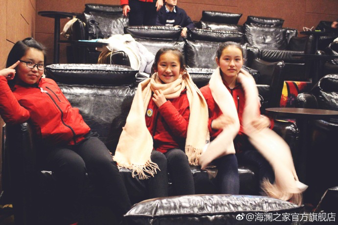 彼時(shí)恰逢《尋夢環(huán)游記》上映，&ldquo;寒令營&rdquo;的孩子們一起在電影院觀看了電影，平日里最鬧騰的孩子，在第一次看3D電影時(shí)也變得安靜專注。孩子們在這段旅程中增長了見識，一個(gè)更豐盛的世界就這樣打開了。