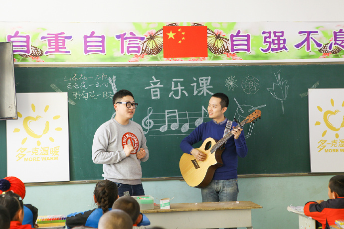 &ldquo;多一克溫暖&rdquo;公益活動(dòng)的老朋友好妹妹樂隊(duì)，為孩子們帶來了音樂和繪畫課，用音符溫暖孩子們的心靈，用畫筆繪出更繽紛的世界。不斷匯聚的愛心，讓寒冷的北疆進(jìn)入到更多人的視野當(dāng)中，也讓孩子們臉上的笑容更燦爛。