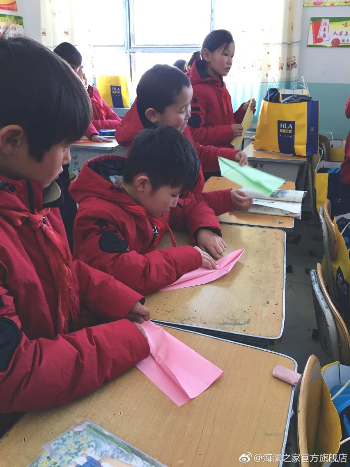&ldquo;多一克溫暖&rdquo;的志愿者為孩子們帶去承載夢想的手工課，孩子們通過剪紙、畫畫、折紙飛機(jī)，讓自己的夢想在手中凝聚，隨紙飛機(jī)一起飛向天空，為凜冬帶來五彩斑斕的希望。