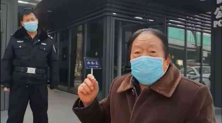 社區(qū)封閉，76歲的他為什么要出來