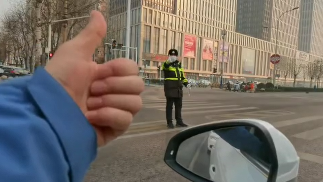 石家莊路人和交警的這個&ldquo;暗號&rdquo;，真暖！