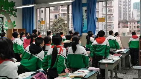 課上到一半，同學(xué)們卻把頭望向了外面！校長說：點贊！