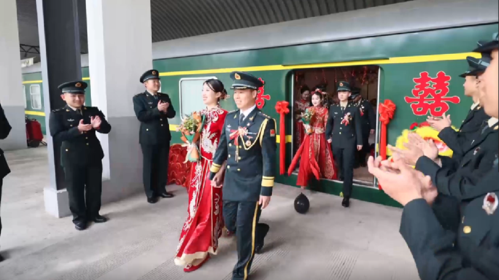 火車(chē)當(dāng)&ldquo;婚車(chē)&rdquo;，東風(fēng)快遞員最有排面的&ldquo;幸福軍列&rdquo;