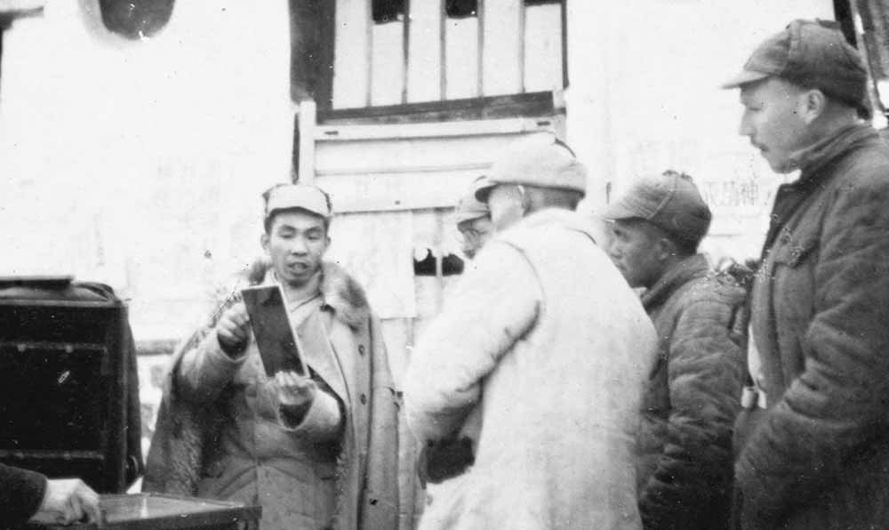 沙飛向參觀者講《晉察冀畫報》的制版情況。