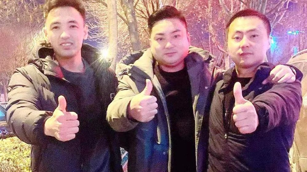 熱點(diǎn)快追｜路面結(jié)冰大貨車開始溜車！24塊&ldquo;救命石&rdquo;幫助緊急脫險(xiǎn)