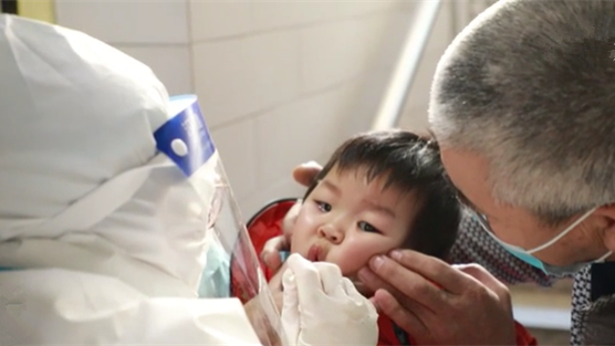 這一跪，謝謝你最美的&ldquo;核酸護(hù)士&rdquo;