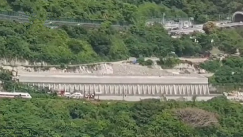臺灣花蓮：臺鐵一列車發(fā)生出軌事故&mdash;&mdash;37人無生命跡象 多節(jié)車廂變形