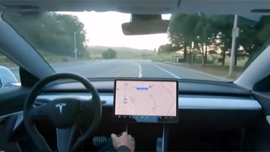美國(guó)：男子在特斯拉后座秀&ldquo;無(wú)人駕駛&rdquo;被捕