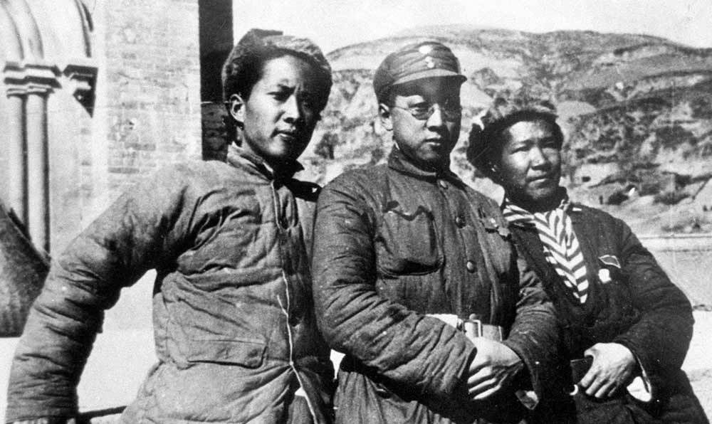 延安魯迅藝術文學院托兒所的阿姨和孩子們。