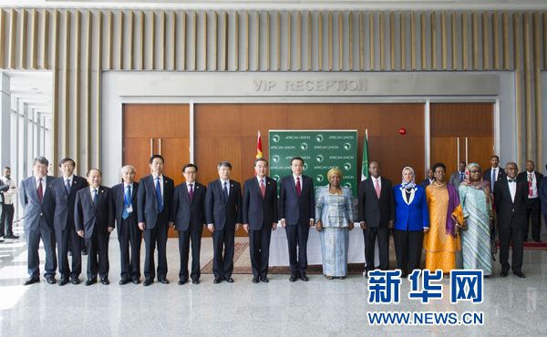 5月5日，中國國務院總理李克強在亞的斯亞貝巴非洲聯(lián)盟總部會見非盟委員會主席祖馬。這是會見后，李克強同祖馬參加集體合影。新華社記者王曄攝