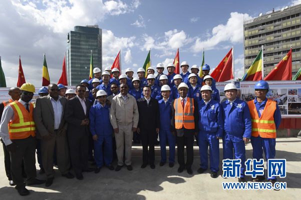 這是李克強同海爾馬里亞姆與施工人員合影留念。新華社記者 李學(xué)仁 攝