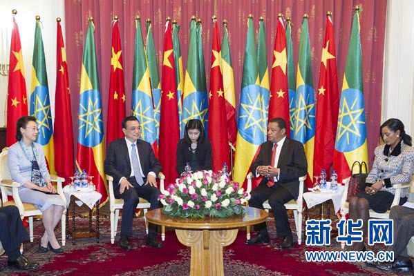 李克強(qiáng)總理夫人程虹、穆拉圖總統(tǒng)夫人梅阿扎參加會(huì)見(jiàn)。新華社記者王曄攝