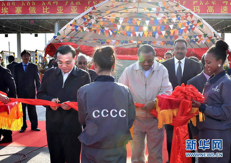 5月5日，中國(guó)國(guó)務(wù)院總理李克強(qiáng)與埃塞俄比亞總理海爾馬里亞姆共同出席亞的斯亞貝巴-阿達(dá)瑪高速公路一期竣工揭牌典禮，并為二期工程開(kāi)工奠基剪彩。這是李克強(qiáng)與海爾馬里亞姆共同為亞的斯亞貝巴-阿達(dá)瑪高速公路二期工程開(kāi)工剪彩。新華社記者 李濤 攝 