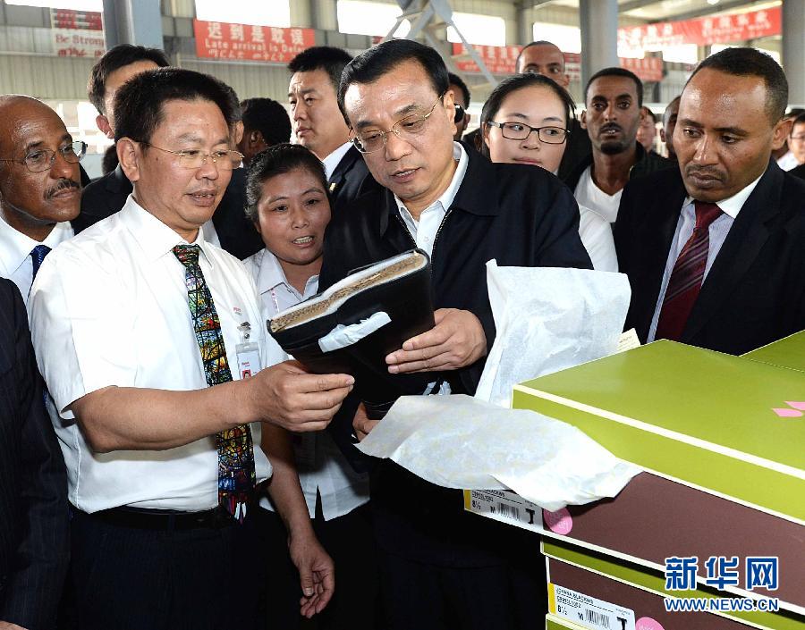 5月5日，中國(guó)國(guó)務(wù)院總理李克強(qiáng)在埃塞俄比亞總理海爾馬里亞姆陪同下參觀東方工業(yè)園。這是李克強(qiáng)在生產(chǎn)車間聽取負(fù)責(zé)人介紹生產(chǎn)情況。新華社記者 李濤 攝