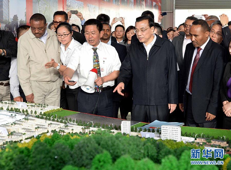  5月5日，中國(guó)國(guó)務(wù)院總理李克強(qiáng)在埃塞俄比亞總理海爾馬里亞姆陪同下參觀東方工業(yè)園。這是李克強(qiáng)與海爾馬里亞姆（左一）一起觀看工業(yè)園沙盤展示。新華社記者 李濤