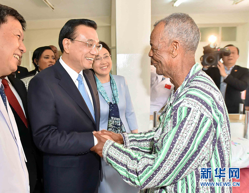 5月6日，中國(guó)國(guó)務(wù)院總理李克強(qiáng)與埃塞俄比亞總統(tǒng)穆拉圖一同來到亞的斯亞貝巴阿勒塔醫(yī)院，看望受益于中國(guó)免費(fèi)白內(nèi)障手術(shù)&ldquo;光明行&rdquo;活動(dòng)的埃塞俄比亞患者。新華社記者 李濤 攝 