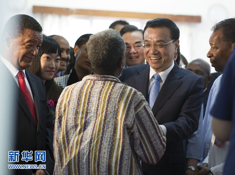5月6日，中國(guó)國(guó)務(wù)院總理李克強(qiáng)與埃塞俄比亞總統(tǒng)穆拉圖一同來到亞的斯亞貝巴阿勒塔醫(yī)院，看望受益于中國(guó)免費(fèi)白內(nèi)障手術(shù)&ldquo;光明行&rdquo;活動(dòng)的埃塞俄比亞患者。新華社記者 謝環(huán)馳 攝 