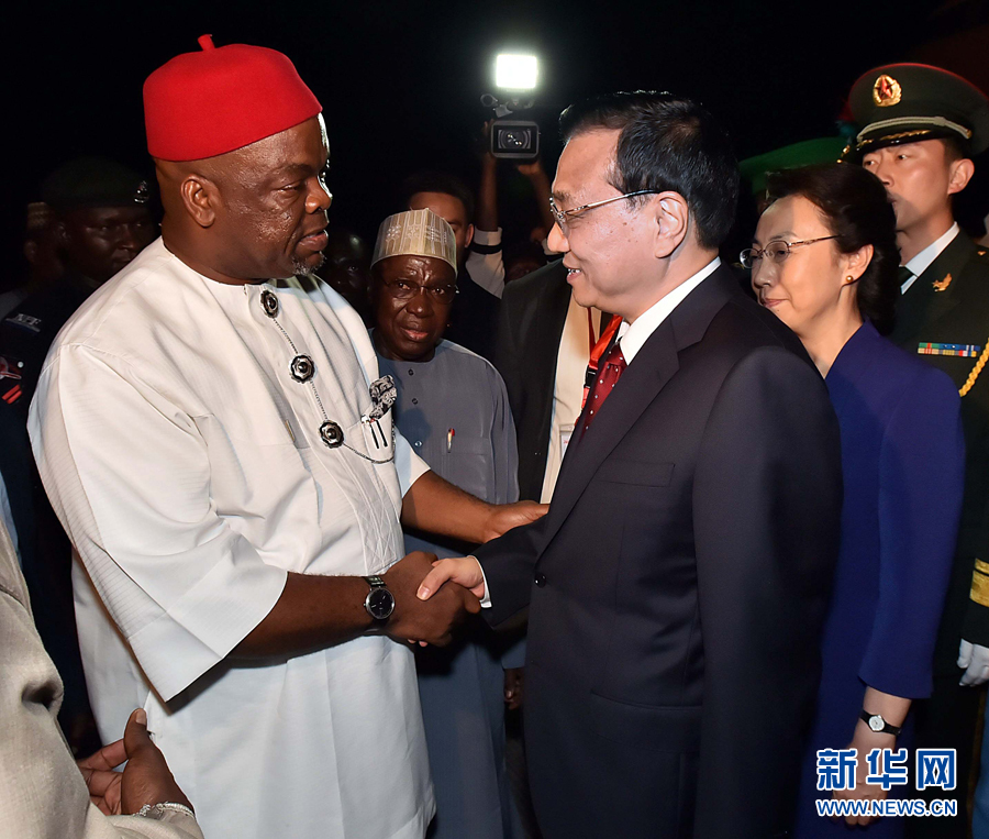    5月6日，應(yīng)尼日利亞總統(tǒng)喬納森邀請(qǐng)，國(guó)務(wù)院總理李克強(qiáng)乘專機(jī)抵達(dá)阿布賈國(guó)際機(jī)場(chǎng)，開始對(duì)尼日利亞進(jìn)行正式訪問。李克強(qiáng)總理夫人程虹同機(jī)抵達(dá)。新華社記者 李濤 攝 