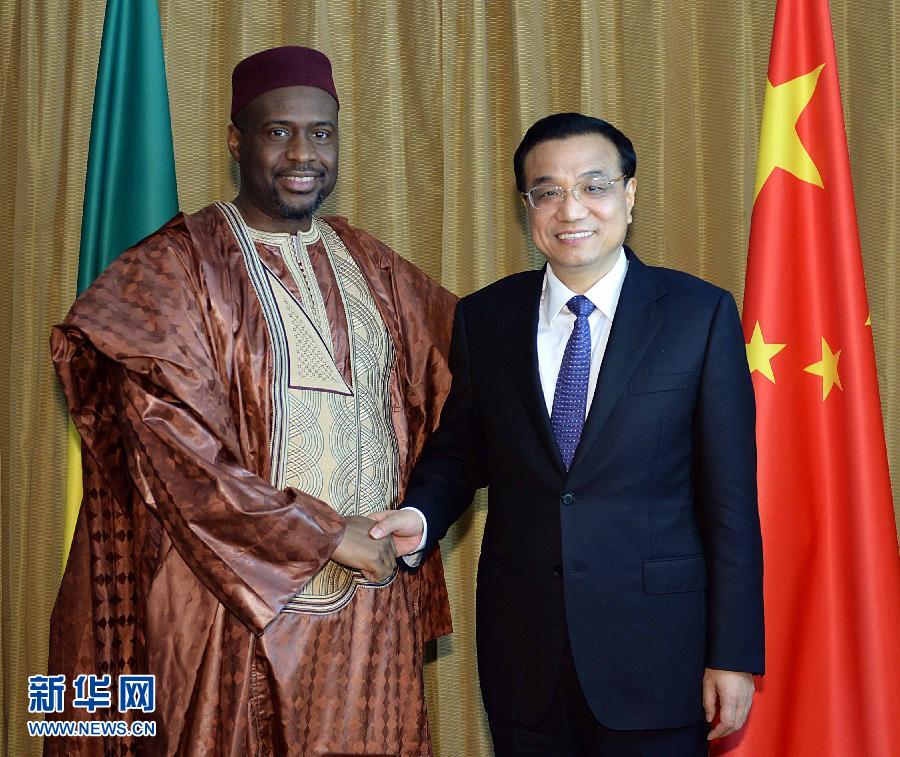 5月7日，正在尼日利亞訪問的國務(wù)院總理李克強(qiáng)在阿布賈會(huì)見出席第24屆世界經(jīng)濟(jì)論壇非洲峰會(huì)全會(huì)的馬里總理馬拉。 新華社記者 李濤 攝 