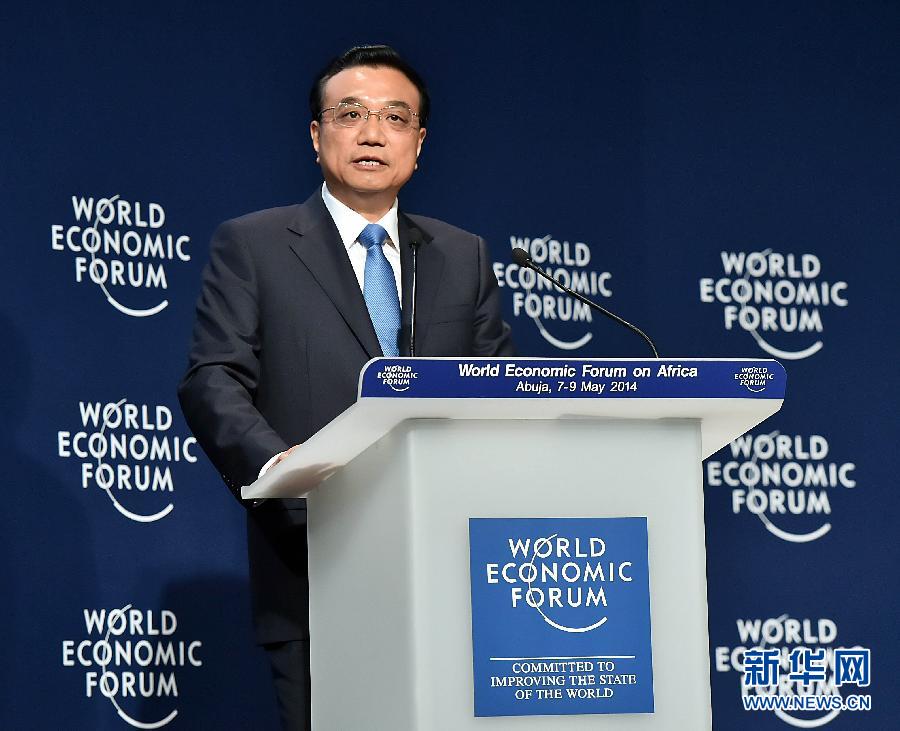 5月8日，中國國務(wù)院總理李克強(qiáng)在阿布賈出席第24屆世界經(jīng)濟(jì)論壇非洲峰會全會，發(fā)表題為《共同推動非洲發(fā)展邁上新臺階》的特別致辭。新華社記者 李濤 攝 