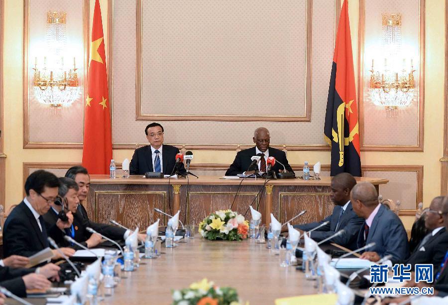 5月9日，中國國務院總理李克強在安哥拉總統(tǒng)府同安總統(tǒng)多斯桑托斯舉行會談。 新華社記者李濤攝
