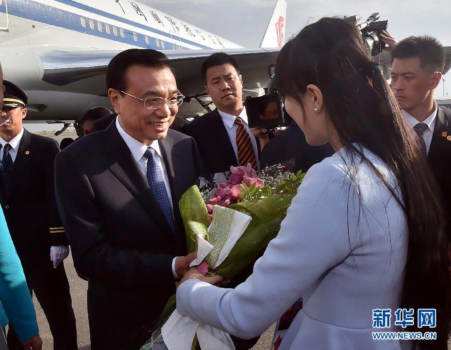 5月8日，應(yīng)安哥拉總統(tǒng)多斯桑托斯邀請，中國國務(wù)院總理李克強乘專機抵達羅安達二月四日國際機場，開始對安哥拉進行正式訪問。 新華社記者李濤 攝 