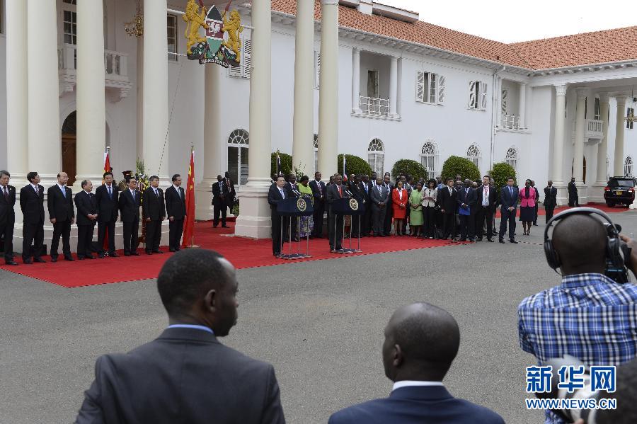  5月10日，中國國務(wù)院總理李克強(qiáng)在肯尼亞國家宮與肯總統(tǒng)肯雅塔舉行會談后共同會見記者。 新華社記者 李學(xué)仁 攝 