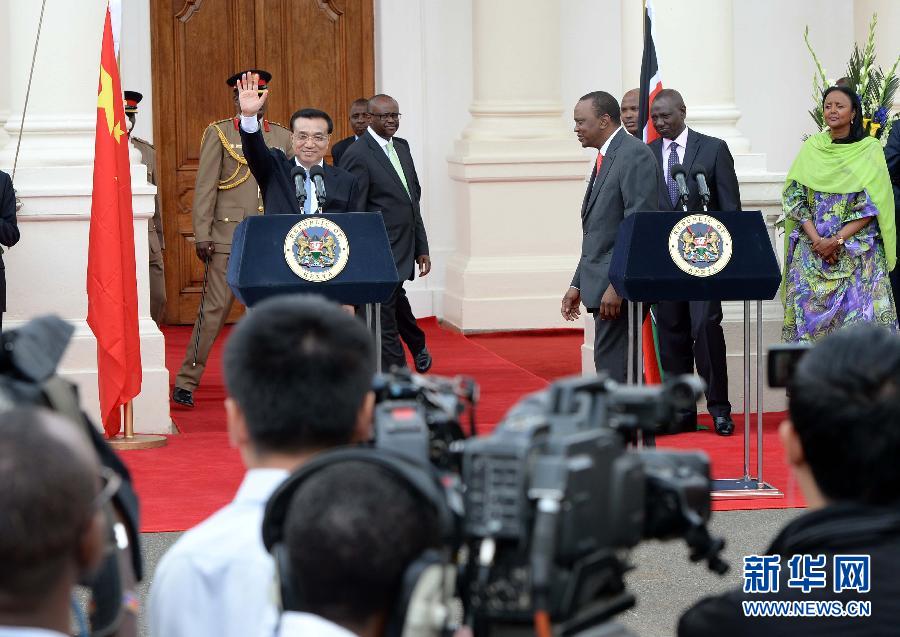 5月10日，中國國務(wù)院總理李克強(qiáng)在肯尼亞國家宮與肯總統(tǒng)肯雅塔舉行會談后共同會見記者。 新華社記者 李濤 攝 