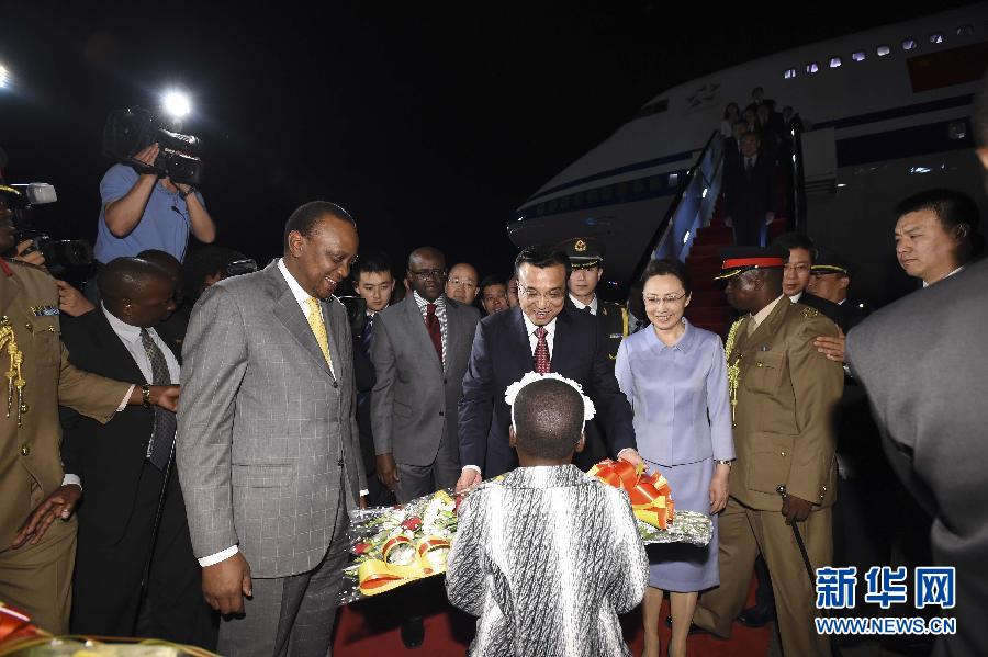 5月9日，應(yīng)肯尼亞總統(tǒng)肯雅塔邀請(qǐng)，中國(guó)國(guó)務(wù)院總理李克強(qiáng)乘專(zhuān)機(jī)抵達(dá)內(nèi)羅畢肯雅塔國(guó)際機(jī)場(chǎng)，開(kāi)始對(duì)肯尼亞進(jìn)行正式訪(fǎng)問(wèn)。李克強(qiáng)總理夫人程虹同機(jī)抵達(dá)?？夏醽喛偨y(tǒng)肯雅塔和副總統(tǒng)魯托率肯政府高級(jí)官員到機(jī)場(chǎng)迎接。這是肯尼亞兒童向李克強(qiáng)夫婦獻(xiàn)上鮮花。新華社記者李學(xué)仁攝 