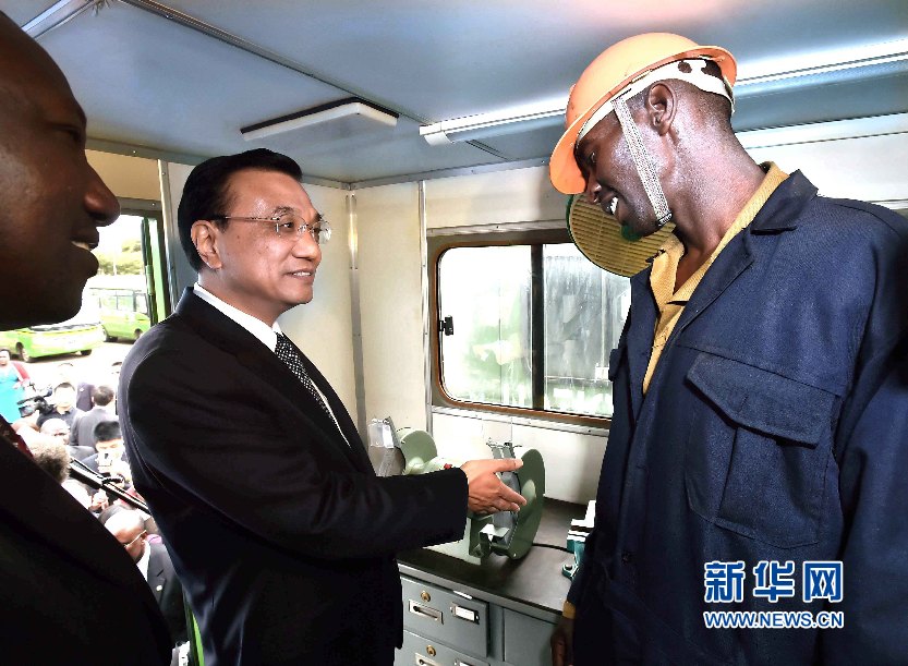 5月11日，國(guó)務(wù)院總理李克強(qiáng)參觀肯尼亞國(guó)家青年服務(wù)隊(duì)。這是李克強(qiáng)與服務(wù)隊(duì)隊(duì)員親切交談。 新華社記者 李濤 攝