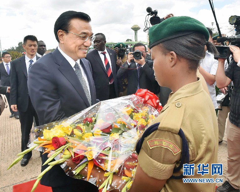 5月11日，中國(guó)國(guó)務(wù)院總理李克強(qiáng)參觀肯尼亞國(guó)家青年服務(wù)隊(duì)。這是服務(wù)隊(duì)隊(duì)員向李克強(qiáng)敬獻(xiàn)鮮花。 新華社記者 李濤 攝