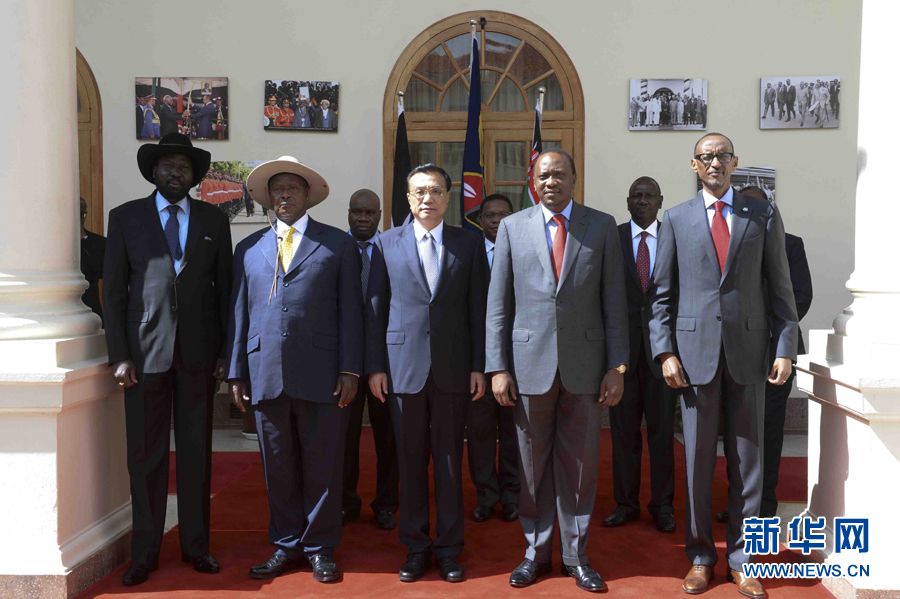 這是李克強在簽字儀式后參加集體合影。新華社記者李學(xué)仁攝