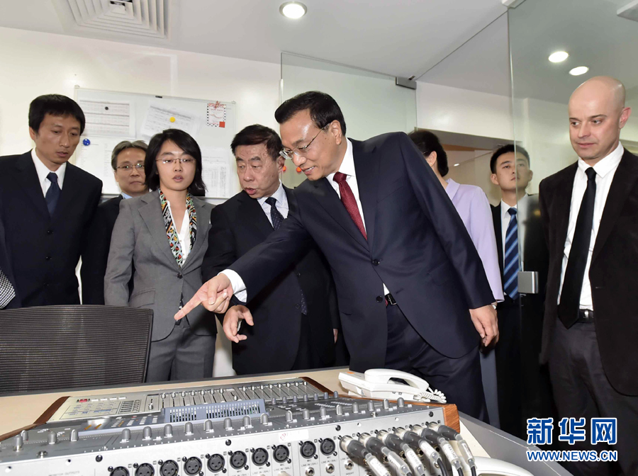 5月11日，中國(guó)國(guó)務(wù)院總理李克強(qiáng)在肯尼亞首都內(nèi)羅畢看望并慰問(wèn)中央電視臺(tái)非洲分臺(tái)員工。 新華社記者 李濤 攝 