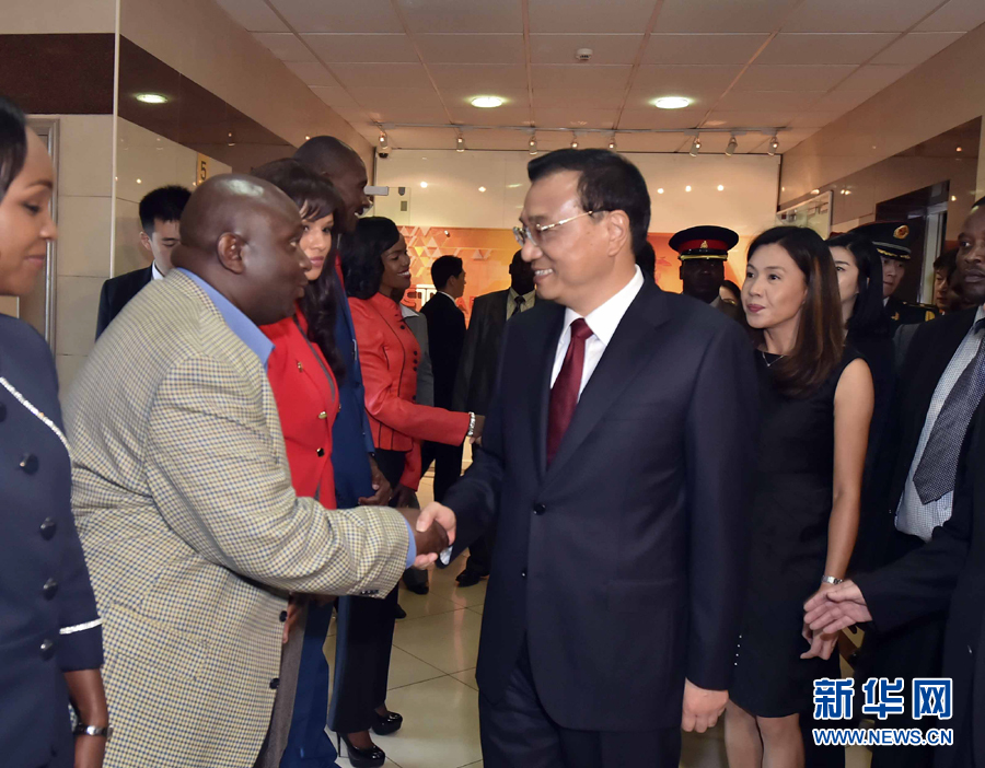 5月11日，中國(guó)國(guó)務(wù)院總理李克強(qiáng)在肯尼亞首都內(nèi)羅畢看望并慰問(wèn)中央電視臺(tái)非洲分臺(tái)員工。 新華社記者 李濤 攝 