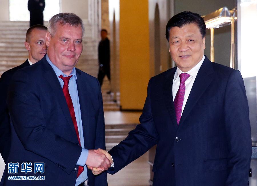 6月13日，中共中央政治局常委、中央書記處書記劉云山在赫爾辛基會見芬蘭社民黨主席、財政部長林內。 新華社記者姚大偉攝