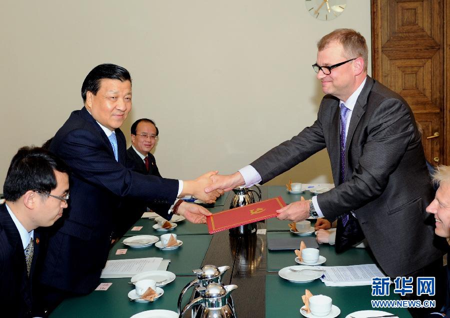 6月12日，中共中央政治局常委、中央書記處書記劉云山在赫爾辛基會見芬蘭中間黨主席西皮萊。 新華社記者饒愛民攝