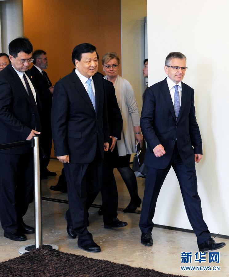 6月13日，中共中央政治局常委、中央書記處書記劉云山在赫爾辛基與赫爾辛基市長帕尤寧共同出席中芬有關文化藝術合作及交流活動的諒解備忘錄簽字儀式。新華社記者饒愛民攝