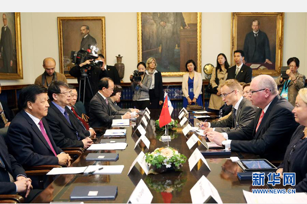 6月13日，中共中央政治局常委、中央書記處書記劉云山在赫爾辛基會(huì)見芬蘭議長海內(nèi)盧奧馬。 新華社記者姚大偉攝