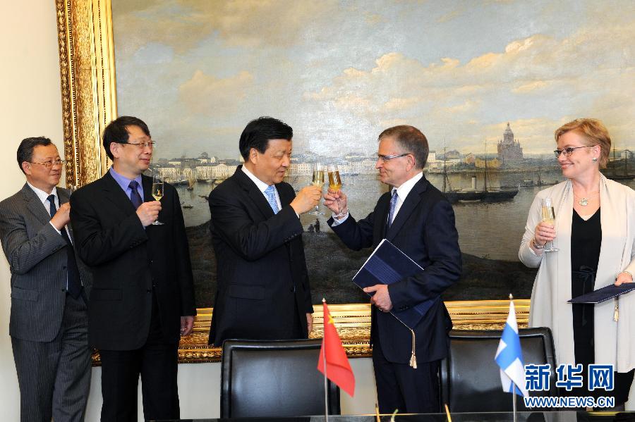 6月13日，中共中央政治局常委、中央書記處書記劉云山在赫爾辛基與赫爾辛基市長帕尤寧共同出席中芬有關(guān)文化藝術(shù)合作及交流活動(dòng)的諒解備忘錄簽字儀式。新華社記者饒愛民攝 