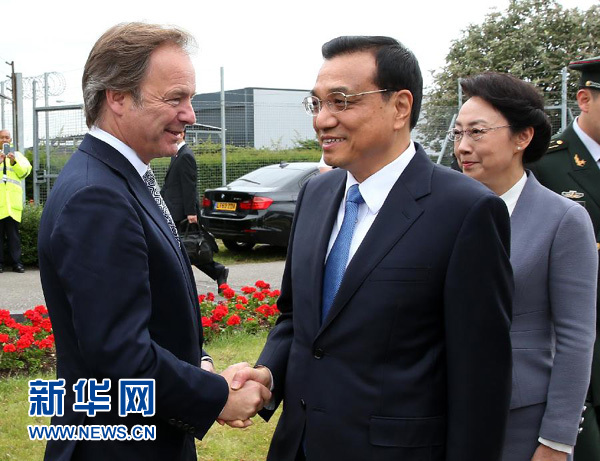 6月16日，應(yīng)英國(guó)首相卡梅倫邀請(qǐng)，國(guó)務(wù)院總理李克強(qiáng)乘專機(jī)抵達(dá)倫敦希思羅機(jī)場(chǎng)，開始對(duì)英國(guó)進(jìn)行正式訪問。李克強(qiáng)總理夫人程虹同機(jī)抵達(dá)。這是英國(guó)政府高級(jí)官員到機(jī)場(chǎng)迎接李克強(qiáng)總理和夫人。新華社記者 龐興雷 攝